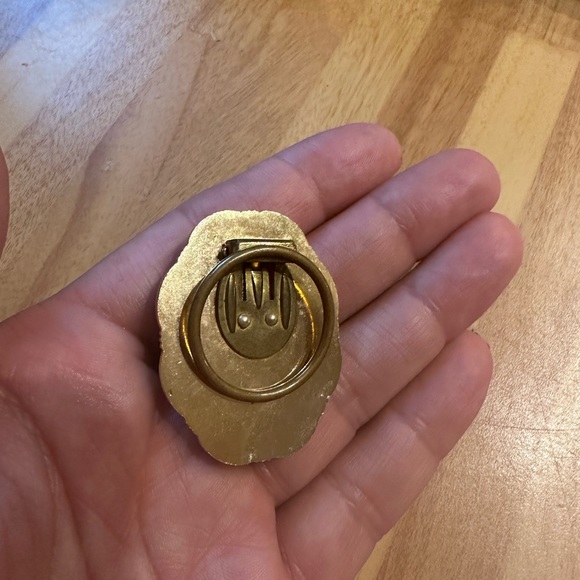 Cameo Vintage 70s Scarf brooch on faux shell gold tone frame - Picture 4 of 6